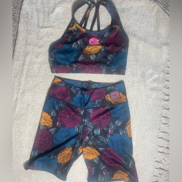 Nike (2 Piece) Icon Clash Floral Printed Biker Shorts md & Sports Bra Lg - Picture 1 of 13